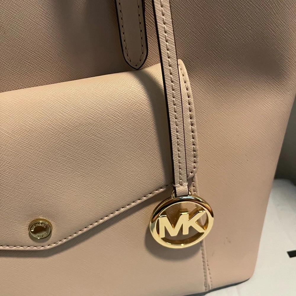 Minimalist Michael Kors Jet Set Pale Pink Saffiano Leather Tote Bag Classic VTG